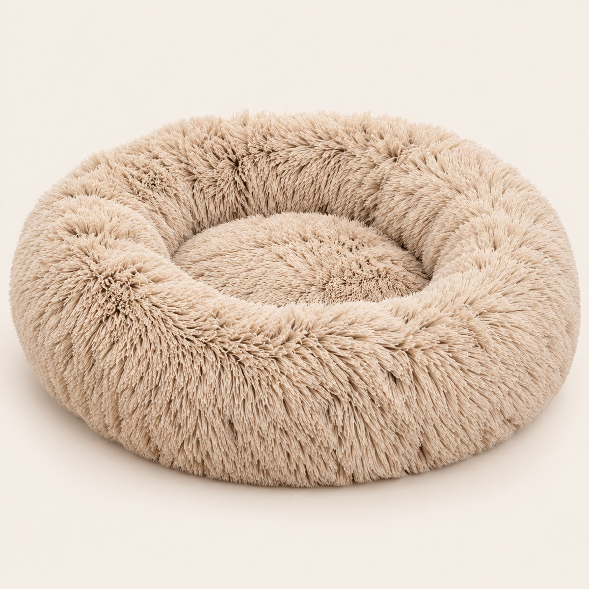Ronde beige pluchen Wolkenmand op crème achtergrond